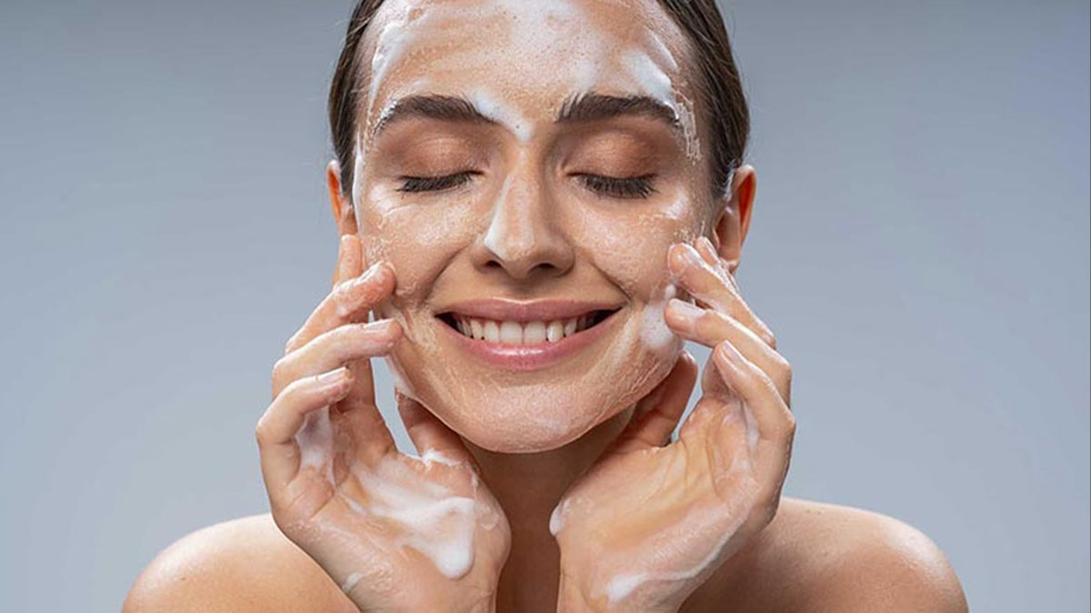 فواید استفاده مداوم از شوینده ملایم سراوی مدل SA Renewing